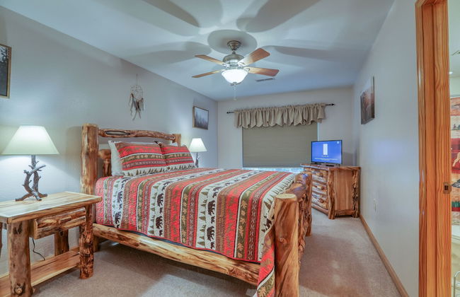 Smoky Mountain Getaway 3 Bedroom Cabin by RedAwning - Photo 2