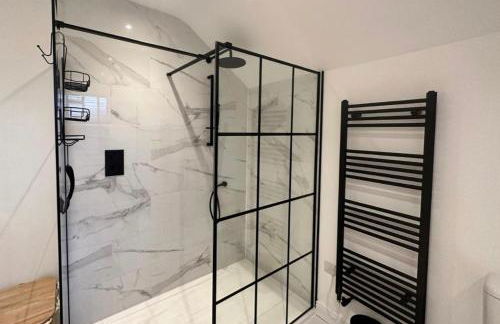 Exquisite Renovation in Central Location with Garden and Parking - Photo 32