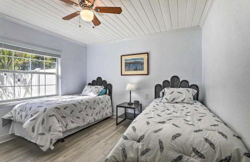 Chic Home with Fire Pit and Patio, Walk to Lake! - Foto 21