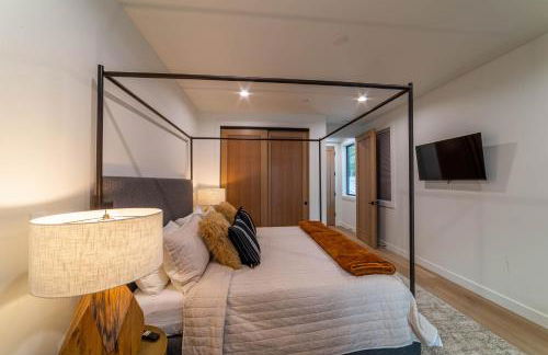 Spectacular New 4BR Townhome: Garage, Jacuzzi, BBQ - Photo 19