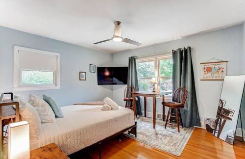 Poolside Bungalow with Fire Pit Fun and King Suite - Foto 18