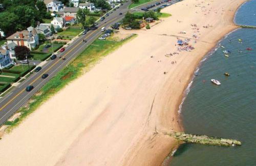 Beachy Bay Breeze Bungalow 2BR with parking and close to many amenities. - Foto 22