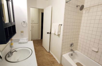 Private, Spacious, 4x Queen, 300 MBPS Internet with Backyard! - Foto 17