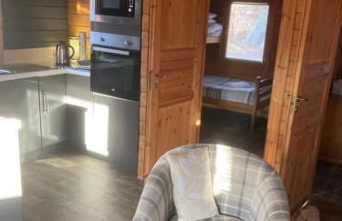 Log Cabin in the City with hot tub - Photo 3