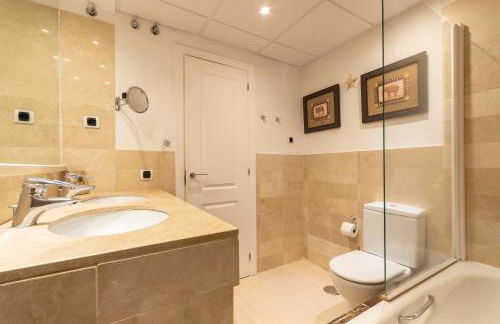 Apartment, front line beach, in Las Arenas, Bahía de Marbella - Photo 48