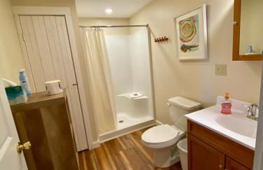 Upscale Moosehead lake Suite downtown Greenville - Foto 18