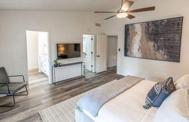 New Listing! Stylish 4 Bdrm W/pool and Game Room - Foto 13