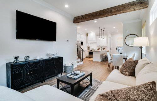 Brand New Designer Townhome in the Middle of Town - Foto 1