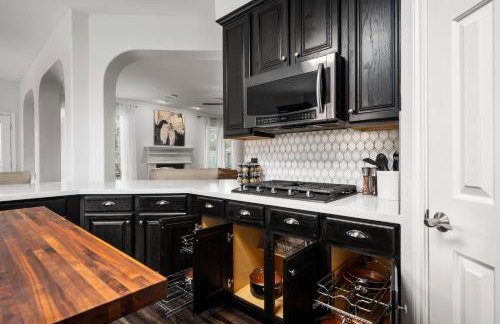 Upscale 4BR Cypress Home w Pool, Hot Tub, Theater, Sleeps 20 - Foto 26