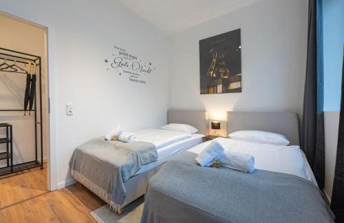 Modern, komplett saniert, in zentraler Citylage beim Kennedyplatz, voll ausgestatte Küche, offener Wohn- und Essbereich, helle Räume - Photo 9