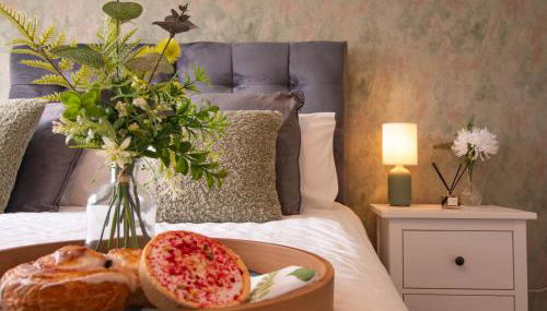 Cosy 4 Bedroom Town House with Mountain views, Private garden and ease of access into Abergavenny - Foto 1