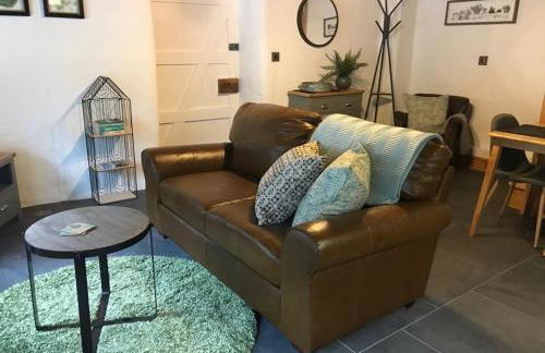 Listed One bedroom thatched cottage with garden - Photo 23