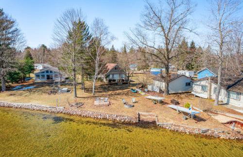 Deck and Scenic Views Lakefront Cottage in Hale! - Foto 27