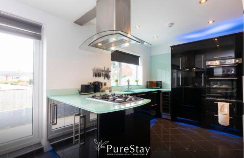 Stunning Bishop Auckland House with 5-bedrooms & 8 Beds Sleeps 12 with Free Parking by PureStay - Foto 18
