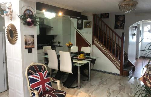 Cheerful 4 bedroom house with garden free parking - Photo 2