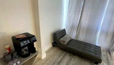 240 Queen Bed, 3 Pools, 80in TV - Photo 5