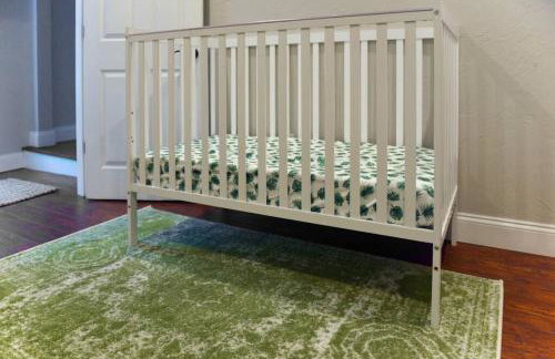 HostWise Stays - The Carnegie - Sauna, 1 Block from Butler St, Family Friendly - Foto 34