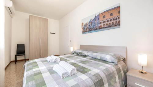 Sole Apartment Residence In Venice - 5min from Airport - Foto 2, furniture, towels, wardrobe, heating