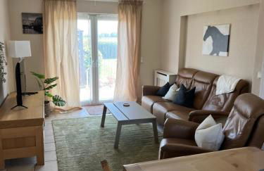 Klamar Ferienwohnung Monteur Wohnzimmer Esszimmer 1 Schlafzimmer Küche Diele Bad in Erftstadt Niederberg - Foto 1