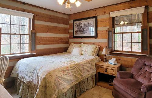 Scenic Lakefront Cabin Dock Water Activities Games - Foto 1