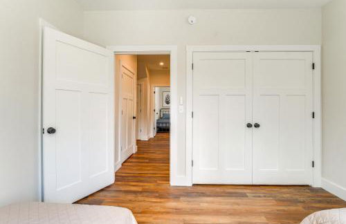 Walk to Beach and Sebago Lake Luxe Family Getaway! - Foto 14