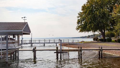 Katies Cottage Lakefront Stay with Hot Tub and Kayaks - Foto 3