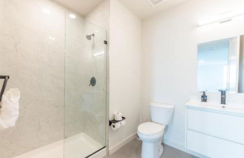 Emerald Escape, Free Parking, 2 Bath, Sleeps 8 Near American Dream and The Airport, King Bed and 2 Queen Beds, Washer and Dryer - Foto 17