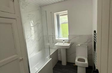 3 Bed Semi, Bingley, BD16, Free Parking, Wi-Fi - Foto 8