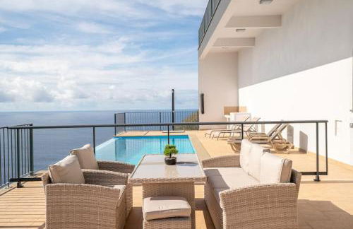 Marina View Apartment - Pool & stunning ocean view - Photo 6