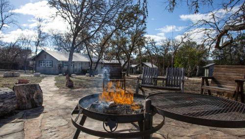 Cozy 2BR Cabin - King Bed Bunks Fire Pit & BBQ - Foto 3