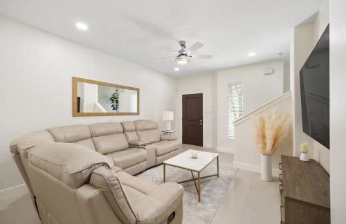 Luxurious Condo with Pool & Garage Close to Shopping - Foto 30