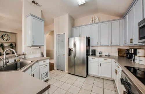 Heart of Grand Prairie 4BD with Pool & Game Room - Foto 16