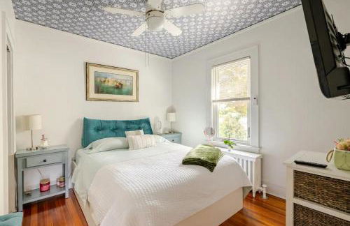 Gem by the water with firepit & all fenced backyard 2 Bedrooms - Photo 4