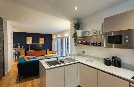 Sleek 4BR Townhouse - Rooftop - Hot Tub - Foto 6