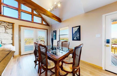 Lovely 2-Story Home with Upper & Lower Decks, Gorgeous Lake & Hill Country Views - Foto 9