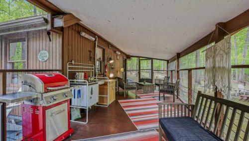River Walk Cottage - Hot Tub - Pet Friendly - Swing - Screen Porch - River Access - Fire Pit - Wifi - Grill - Deck - King Bed - Foto 3