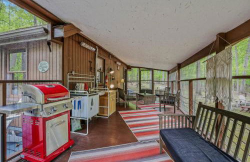 River Walk Cottage - Hot Tub - Pet Friendly - Swing - Screen Porch - River Access - Fire Pit - Wifi - Grill - Deck - King Bed - Foto 3