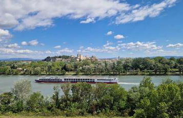 Charmante PETITE MAISON avec vue panoramique, en centre historique, proche d'Avignon, ancienne, rénovée, climatisée, terrasse, parking public gratuit - Foto 3