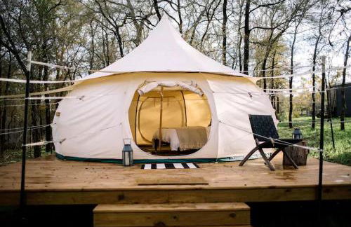 Beautifully Furnished Bell Tent Rental for a Vacation in Elgin, Texas - Foto 6