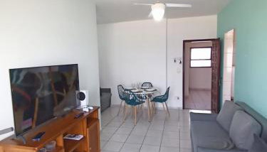Apartamento pé na areia com sacada e garagem 2 banheiros - Foto 4