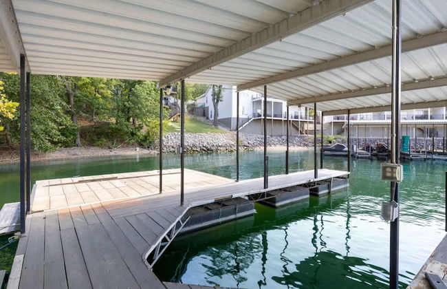 Luxury Waterfront Lakehouse With Private Dock Views - Photo 33