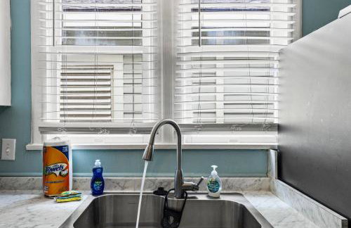 Port Side at M Historic Lost Bayou Retreat Walk to Beach Sleeps 6 - Foto 16