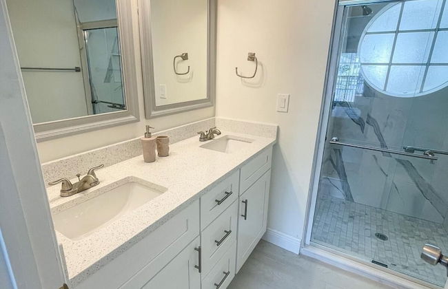 Three Bedroom Apartment #6 -- 5012 LBC -- Vusa Three Bedroom Condo Apartment - Foto 11