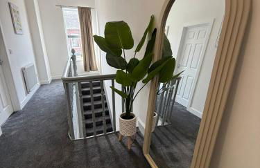 ResiLets Barnard St NEW Large 4 Bed House, Contractor Stays, Central - Foto 1