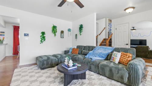 Spacious 4BD - Backyard BBQ, Fire Pit & Mini Golf - Photo 1