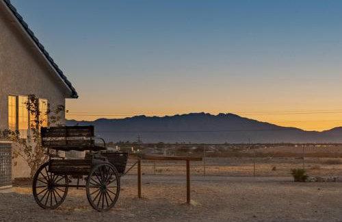 4BR Desert Oasis near Valley and Vegas - Foto 4