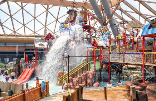 17-Seat Theater, Hot Tub and Game Room Ideal Home! - Foto 43