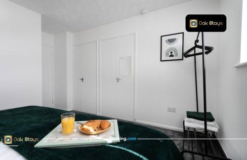 Quick Deals l 5 Bedroom l Sleeps 10 l Parking l Ideal for Groups l Oak Stays Short Lets & Serviced Accommodations - Foto 19