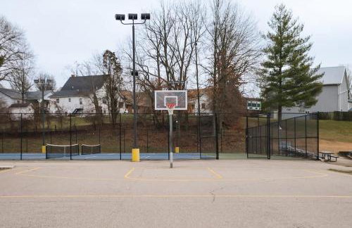 3-story home for 12 Near Ark with Hot Tub & Parking! - Foto 26