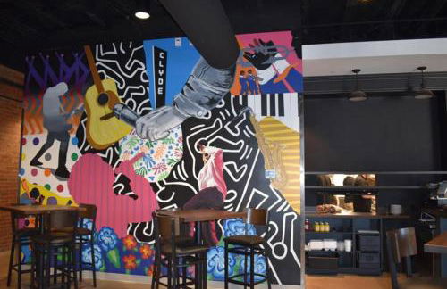 King Bed, Stocked Kitchen, Easy Driveway Parking, 2mi to Downtown & Coliseum - Foto 74